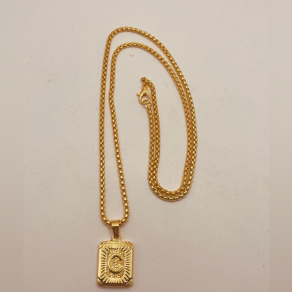 Gold plated unisex necklace letter C design - Picture 4 of 5